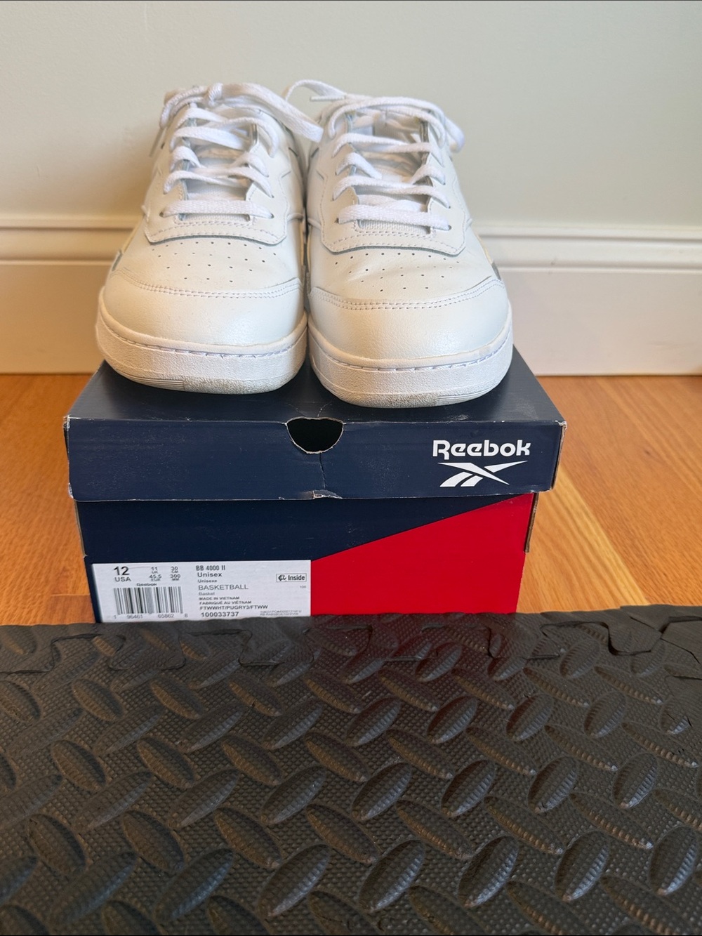 Reebok BB 4000 basketball sneaker